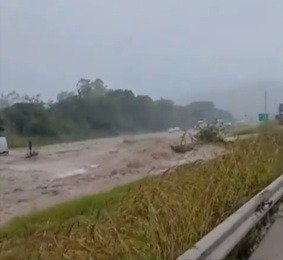 VÍDEO: Rompimento de barragem inunda e interdita trecho da BR-101 na divisa entre a Paraíba e Pernambuco
