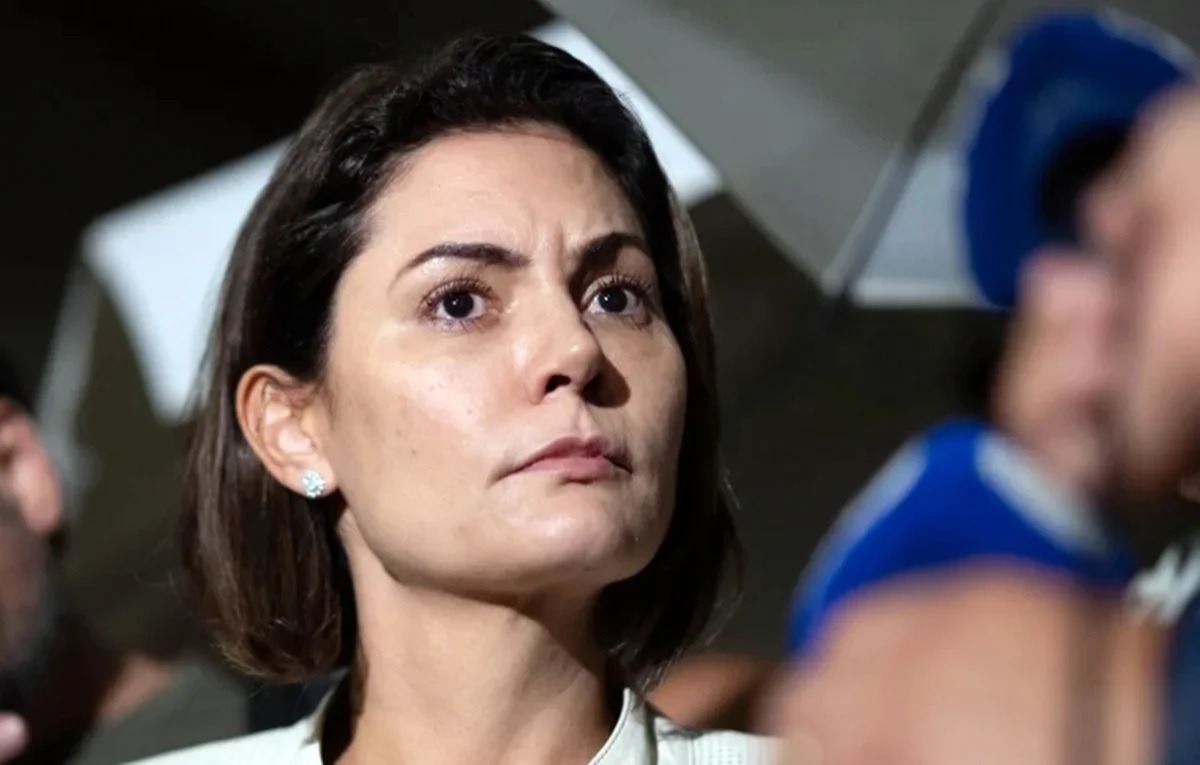 Michelle deixa de seguir enteados em meio à crise com família Bolsonaro
