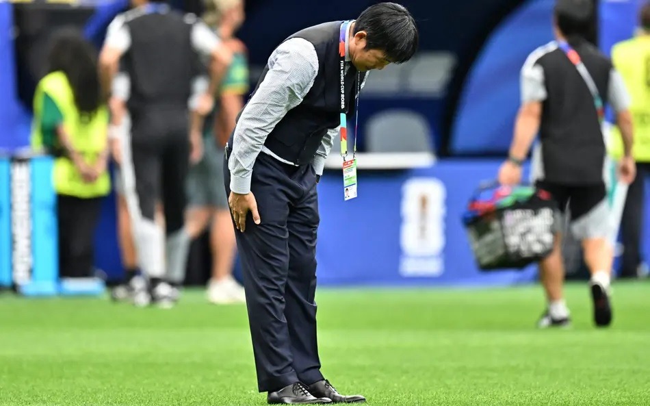 Técnico japonês se curva para jogadores após a eliminação na Copa: qual significado?