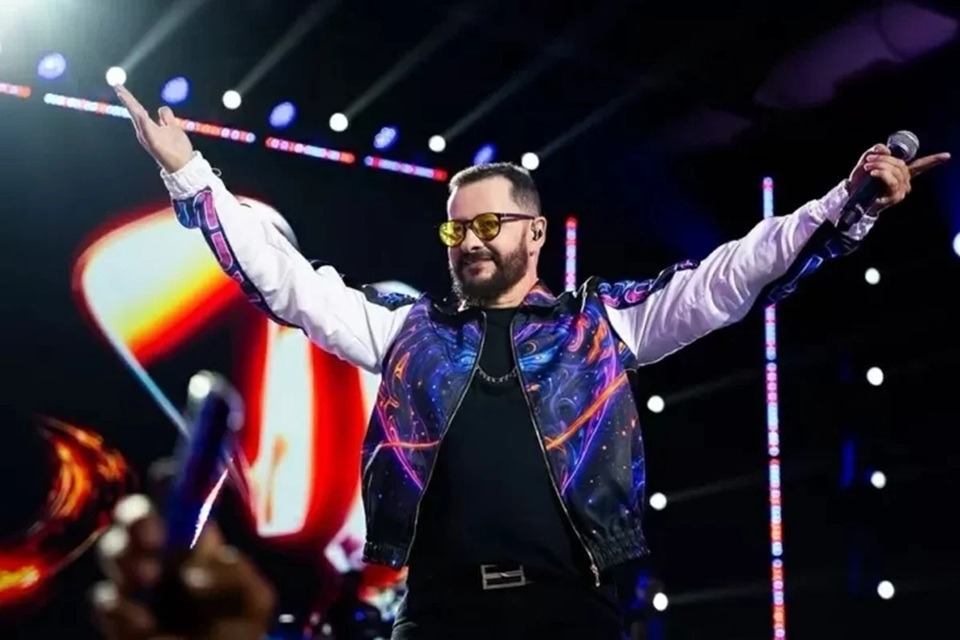 Vídeo mostra momento em que cantor de forró despenca de palco durante show; ASSISTA