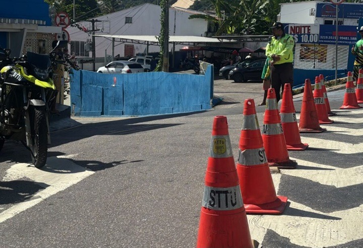 Acesso à Rua Erivan França é interditado em Ponta Negra