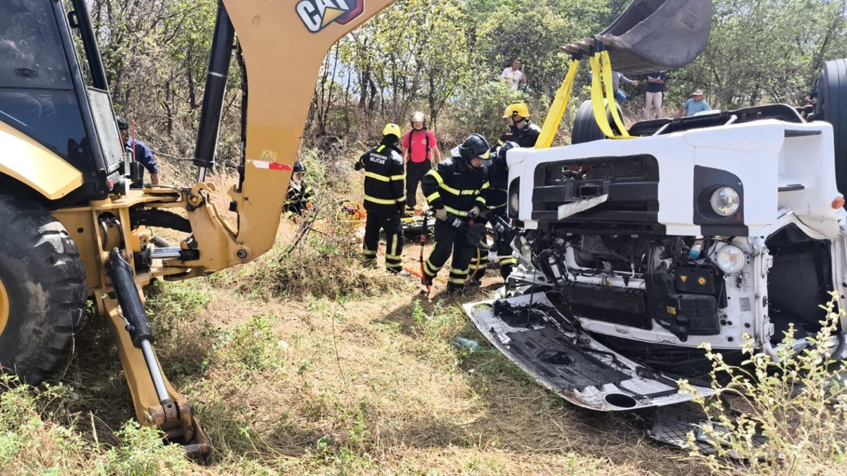 Motorista morre preso às ferragens após caminhão capotar na região Seridó