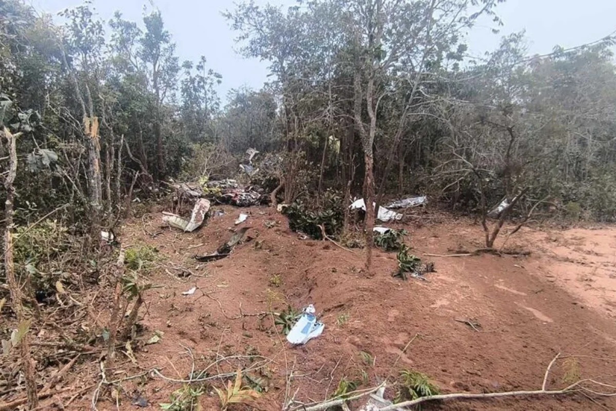 Bombeiros descrevem cena devastadora após queda de avião: "Virou uma caixinha de fósforo"
