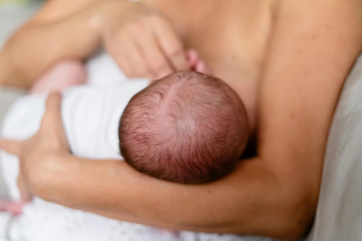 Mulher acorda e descobre que deu à luz dormindo: "Meu bebê estava entre as minhas pernas"