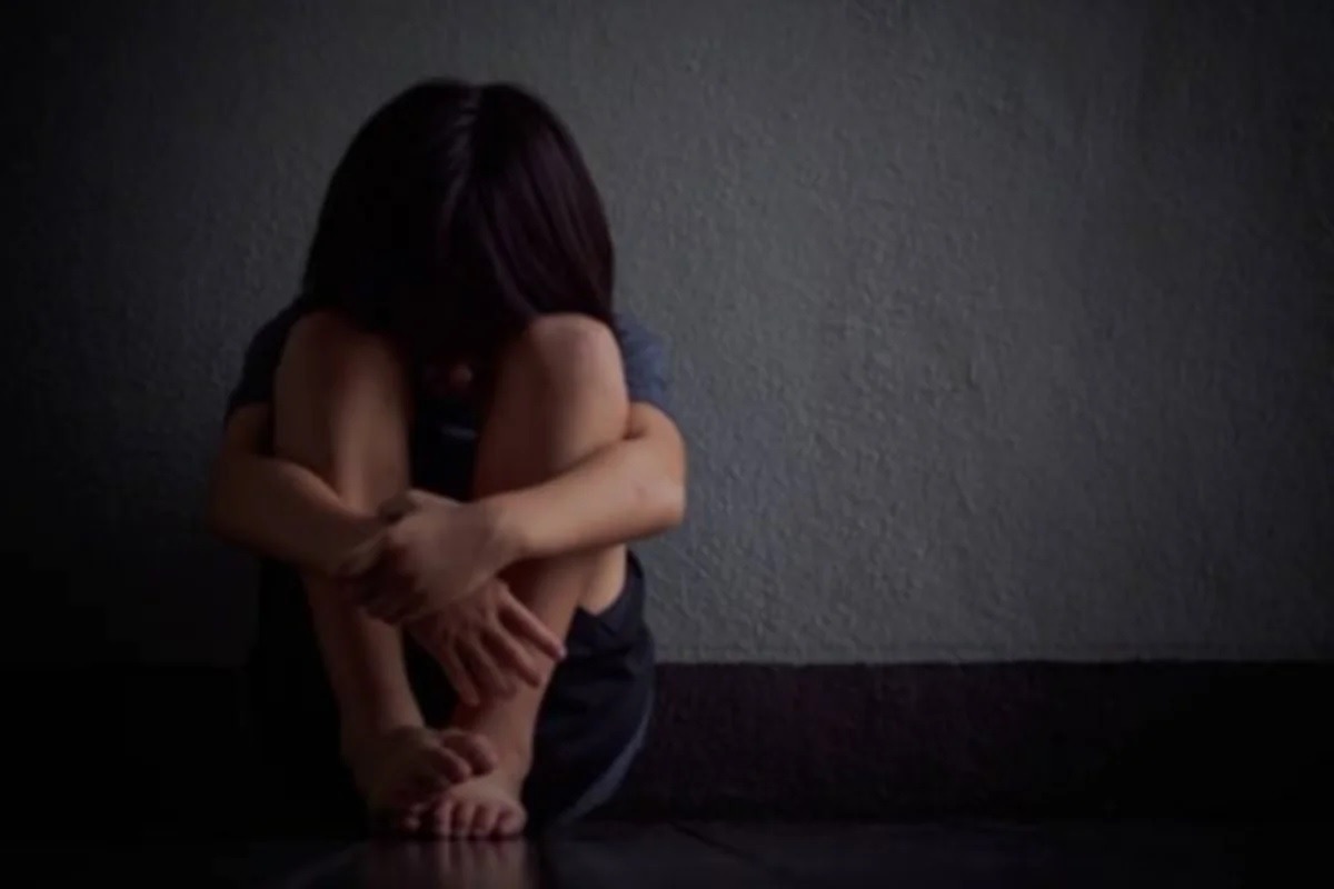 Mãe é presa em bar após abandonar três filhos sozinhos em casa; crianças pediam comida aos vizinhos