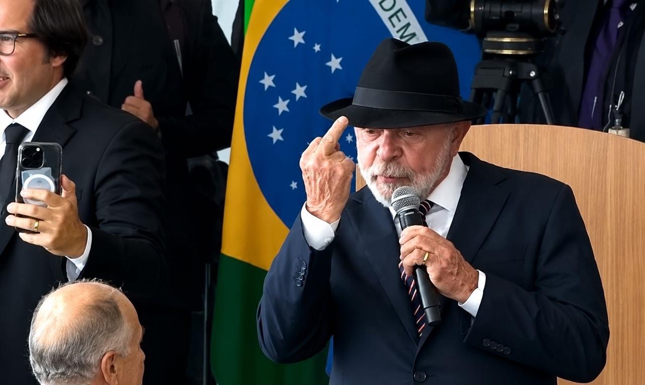 [VÍDEO] Lula mostra o dedo do meio durante evento do governo