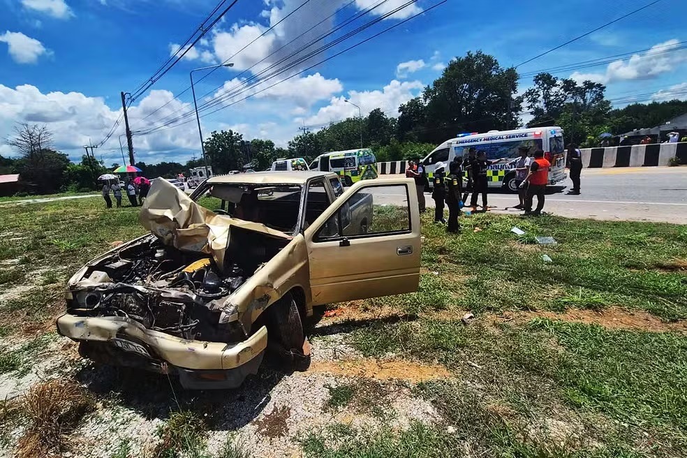 [VÍDEO] IMAGENS FORTES: Menino de 11 anos pega carro escondido, atropela peregrinação e deixa 10 monges mortos 