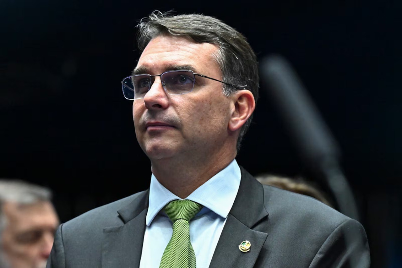 Flávio Bolsonaro chega aos Estados Unidos para audiência sobre tarifas