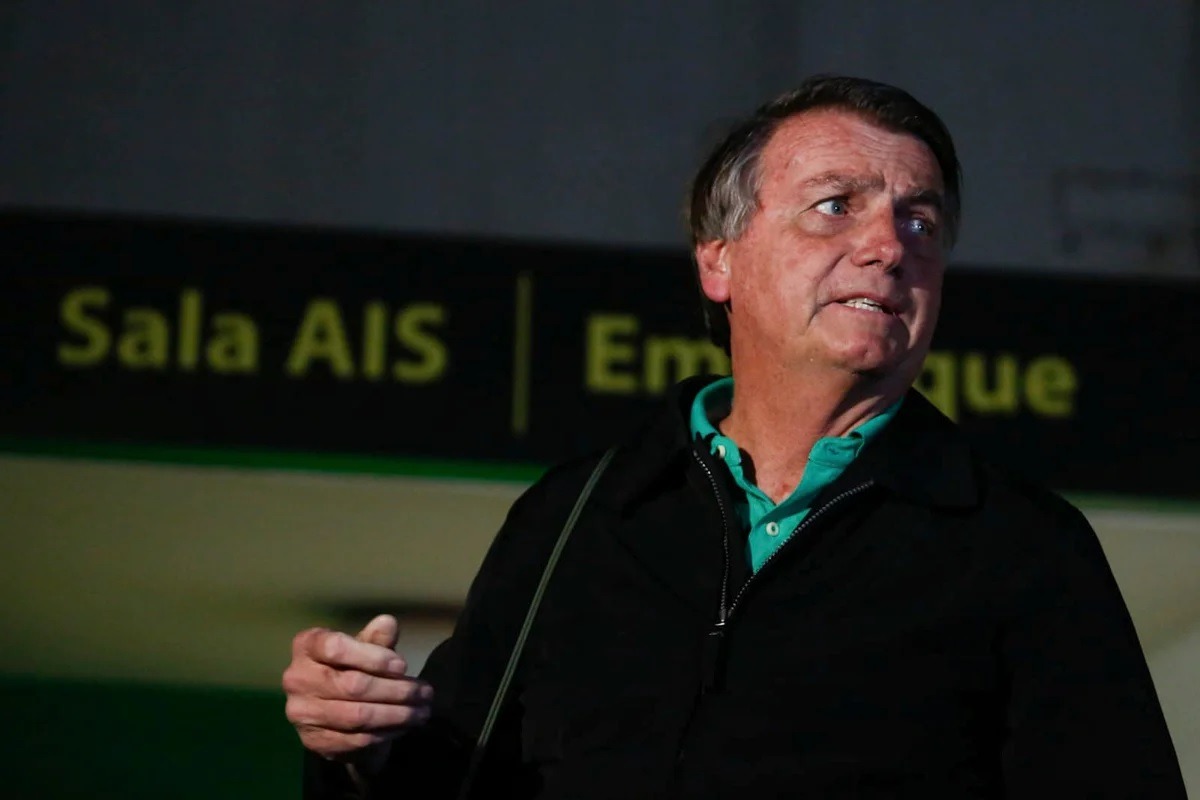 Defesa informa que armas de Bolsonaro estão com o Exército e PF; Moraes cobra entrega em 48 horas