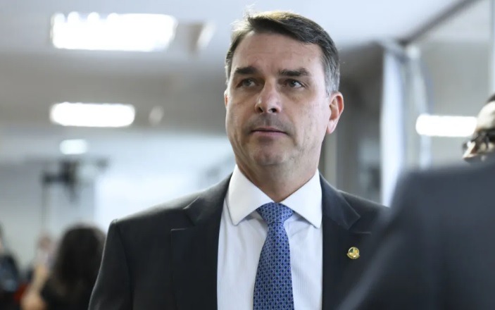 Flávio Bolsonaro sai em defesa do Pix nos EUA e pede fim de tarifa contra o Brasil