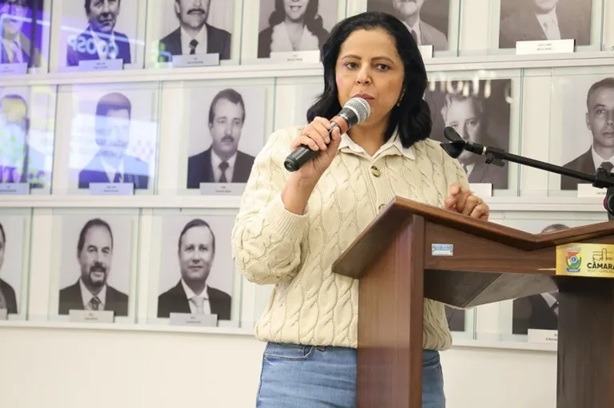VÍDEO: Vereadora recebe ‘presente’ no gabinete e descobre cachorro morto