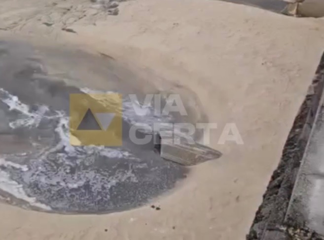 [VÍDEO] Imagens mostram grande quantidade de esgoto despejada na Praia do Meio, em Natal