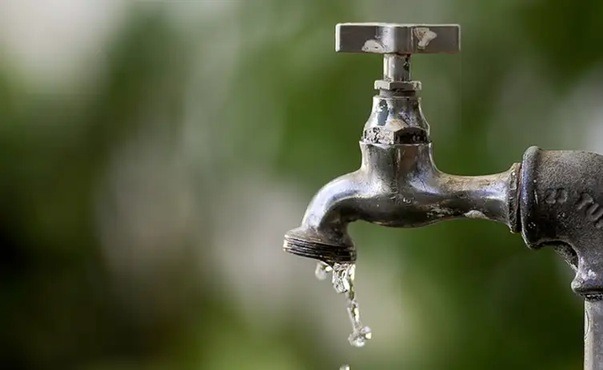 Vazamento em adutora suspende abastecimento de água em 10 bairros de Caicó