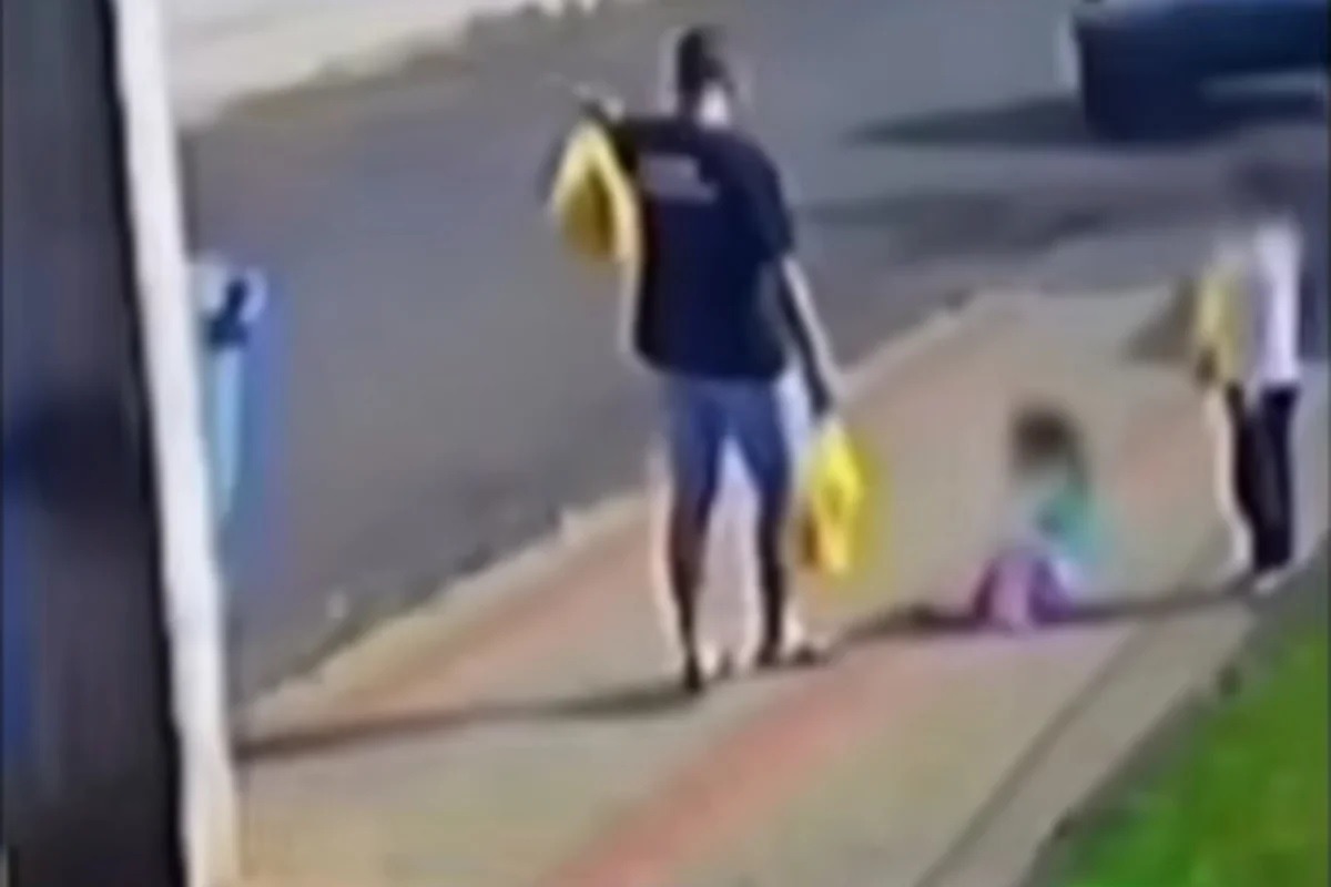 Mãe de menina chutada pelo pai fez ocorrência após ver vídeo nas redes