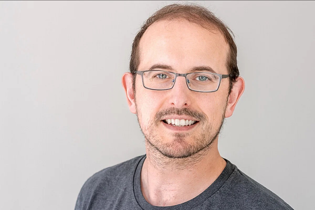 Cientista brasileiro é premiado por estudo sobre tratamento de câncer