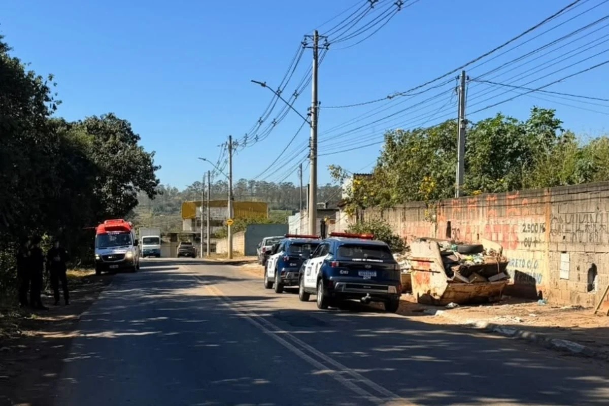 Corpo de mulher é encontrado entre duas caçambas com pernas amarradas e enrolado em cobertor