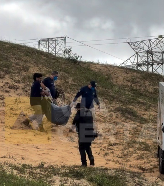 Corpo é encontrado em área de morro no bairro de Felipe Camarão
