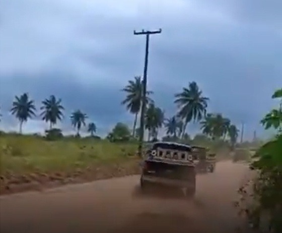 VÍDEO: Motorista perde o controle e capota Troller em trilha no interior do RN