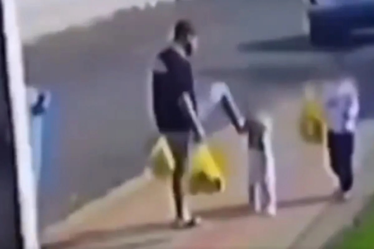 [VÍDEO] Pai é indiciado por chutar filha e deixar crianças de joelho no feijão