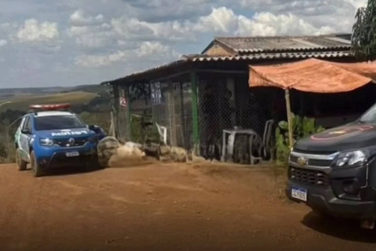 Homem pede água, pergunta endereço e executa dono de bar com pelo menos 9 tiros