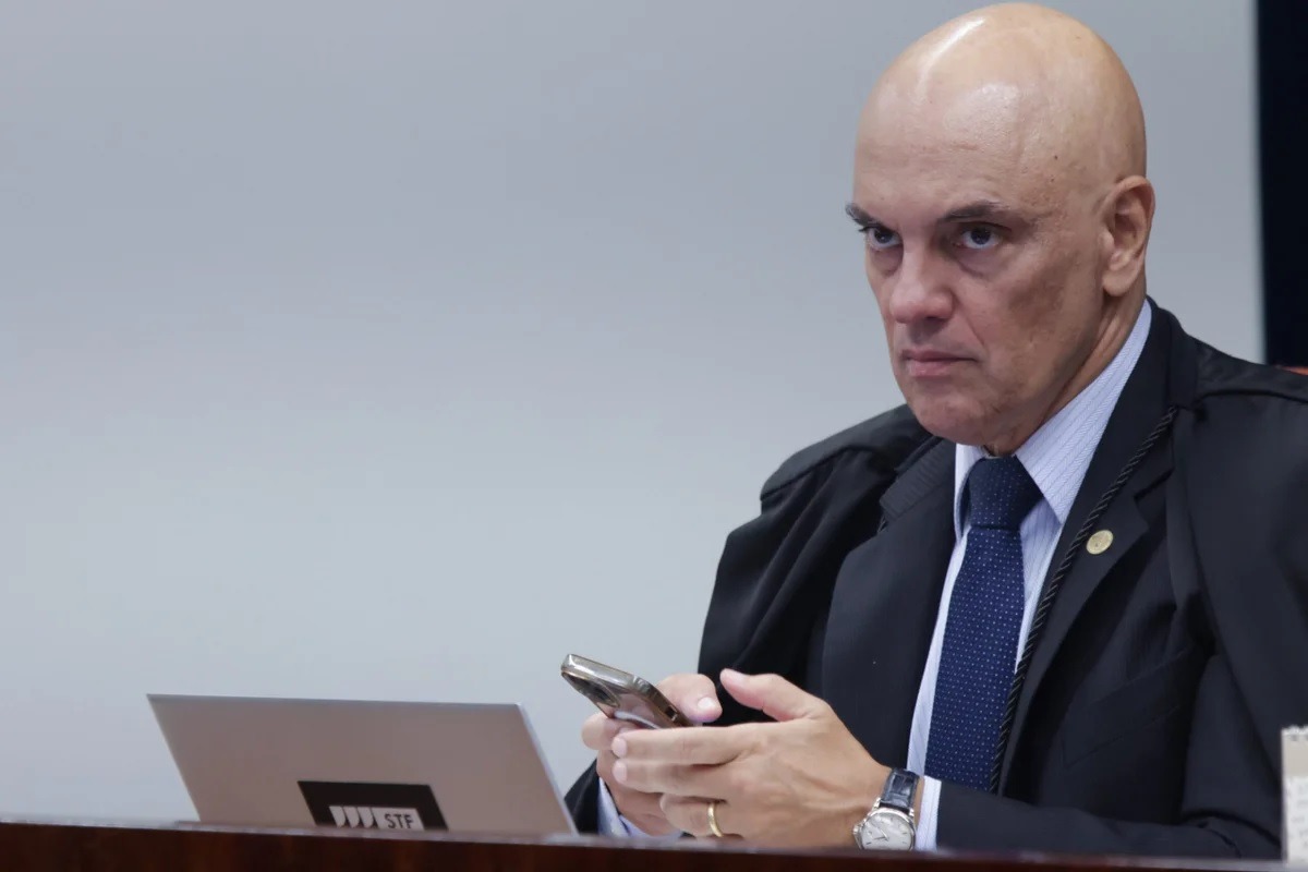 Ala do governo Lula aponta erro em decisão de Moraes contra Flávio