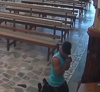 VÍDEO: Homem finge rezar antes de arrombar cofre e furtar ofertas de fiéis em igreja