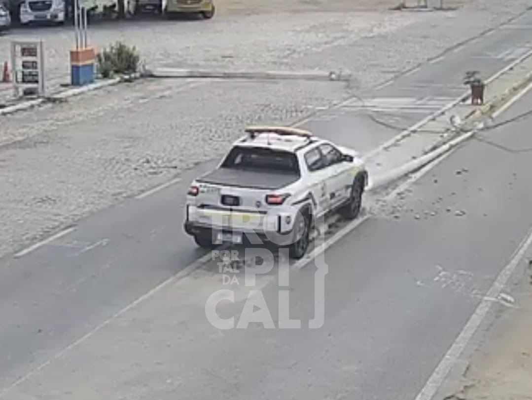 [VÍDEO] Veículo da Secretaria de Fazenda do RN derruba dois postes em acidente no interior do RN