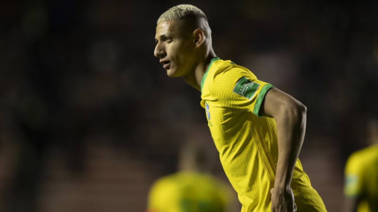 Richarlison comemora cidadania britânica e manda recado sobre a seleção brasileira