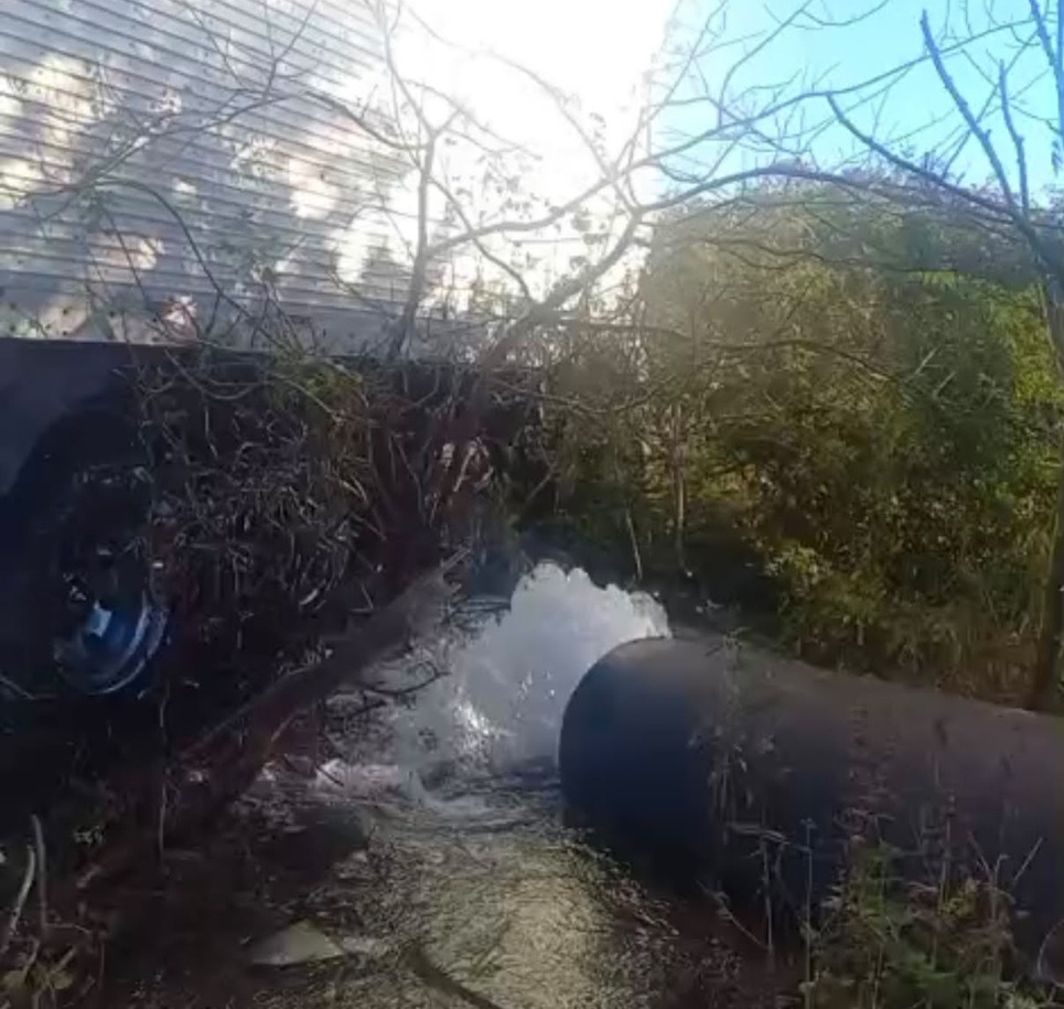 VÍDEO: Carreta rompe adutora na BR-304 e suspende abastecimento em bairros de Mossoró e em Serra do Mel