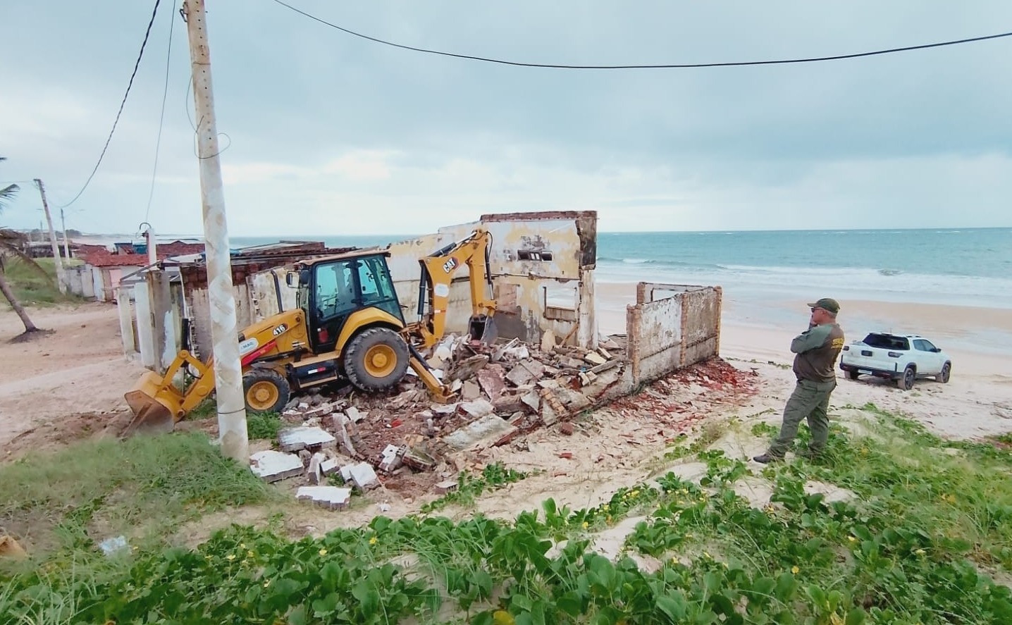 Prefeitura inicia demolição de estruturas irregulares na Praia da Redinha em Natal