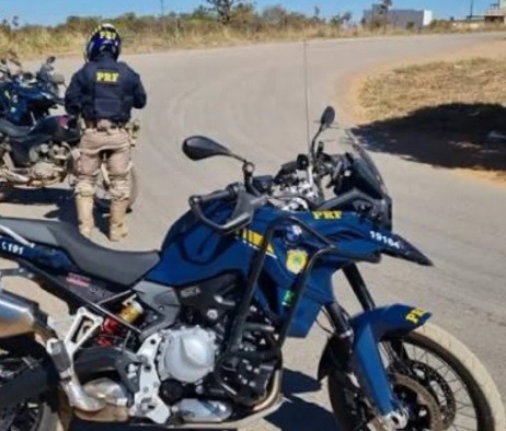 Homem tenta furtar moto da PRF para "farmar aura" e acaba preso.