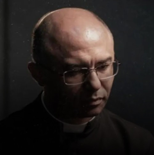 Padre excomungado diz que foi advertido por recriminar rituais de macumba