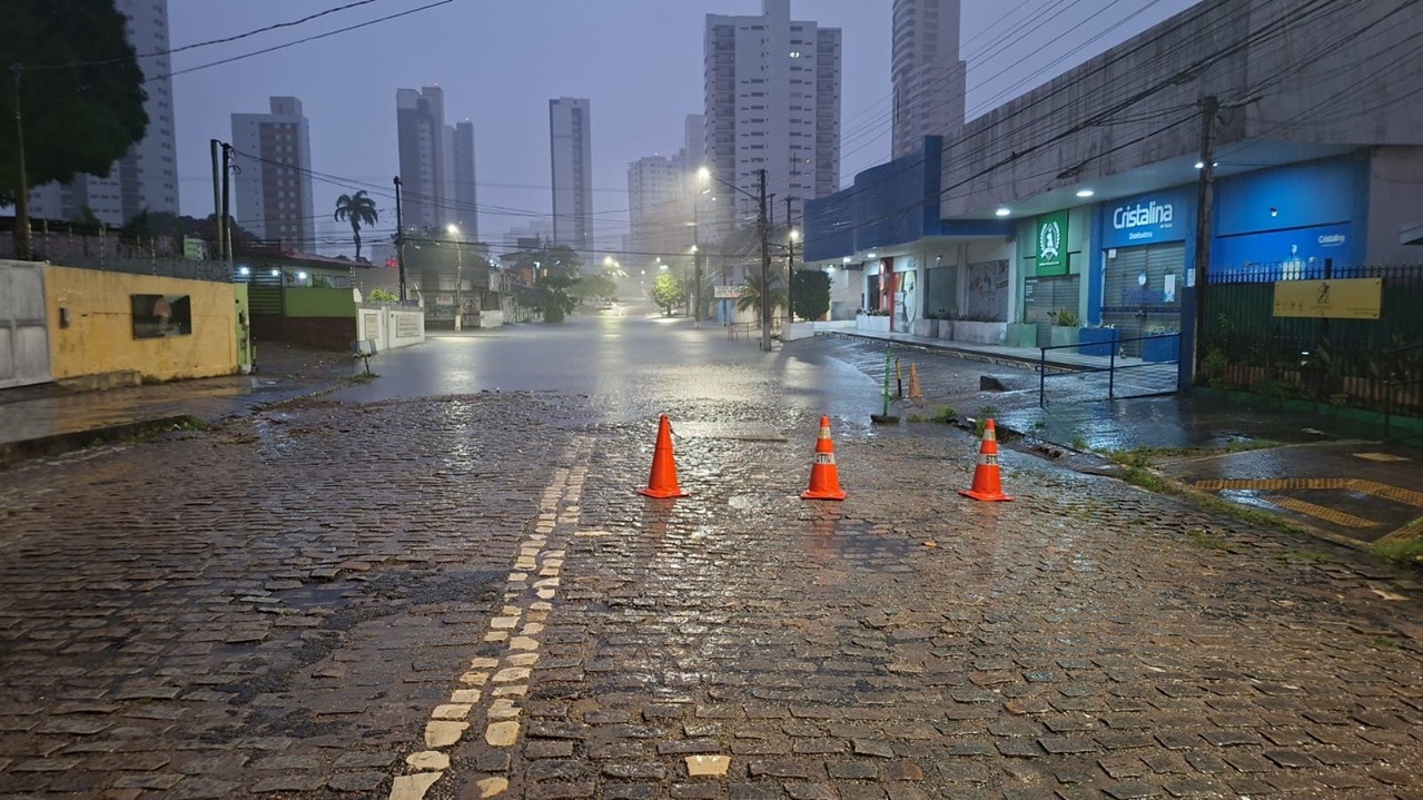 Veja como está o trânsito e pontos de alagamento em Natal após as fortes chuvas deste sábado