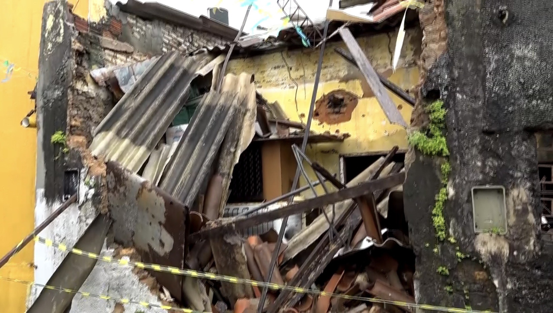 Casa interditada há cerca de um ano desaba em Mãe Luiza; casal de idosos escapa sem ferimentos