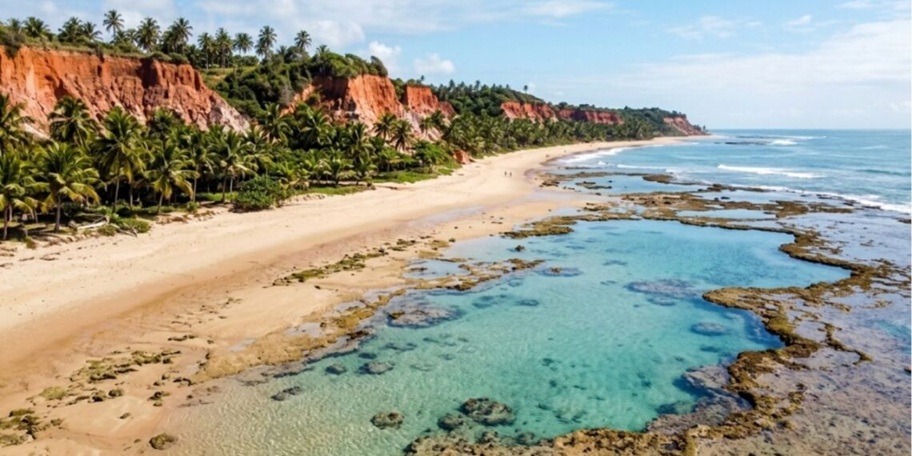Casinhas coloridas, igrejinha do século 16 e praias paradisíacas: o charme da vila mais cobiçada da Bahia