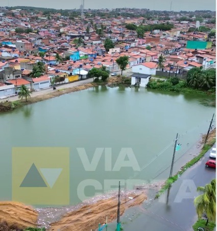 VÍDEO: Lagoa de captação transborda e interdita trecho da Moema Tinoco, na Zona Norte de Natal