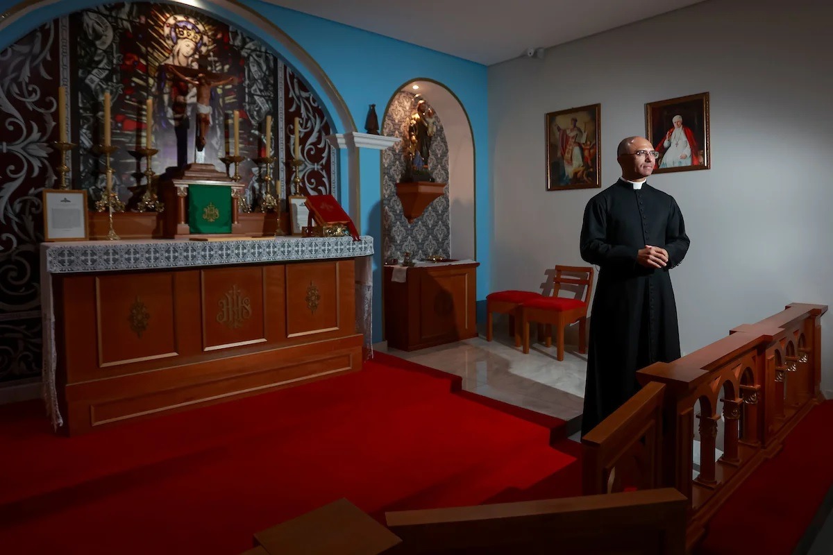 Missa em latim, véus e silêncio: como é a rotina da capela excomungada pelo Vaticano
