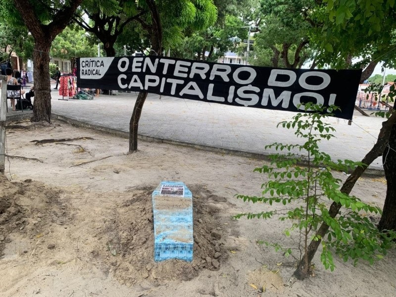 VÍDEO: Ativistas promovem “enterro do capitalismo” em Fortaleza, com presença da ex-prefeita