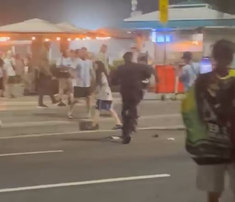 VÍDEO: Motoboy revida agressões e derruba torcedor argentino após final da Copa