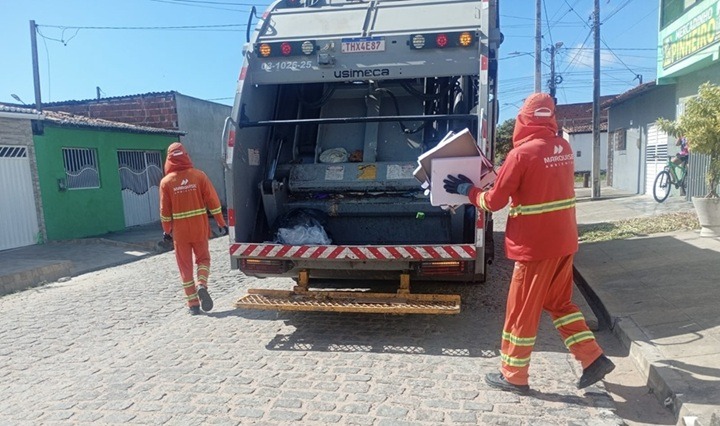 Urbana amplia coleta domiciliar nas Rocas e passa a realizar serviço diário em duas ruas do bairro