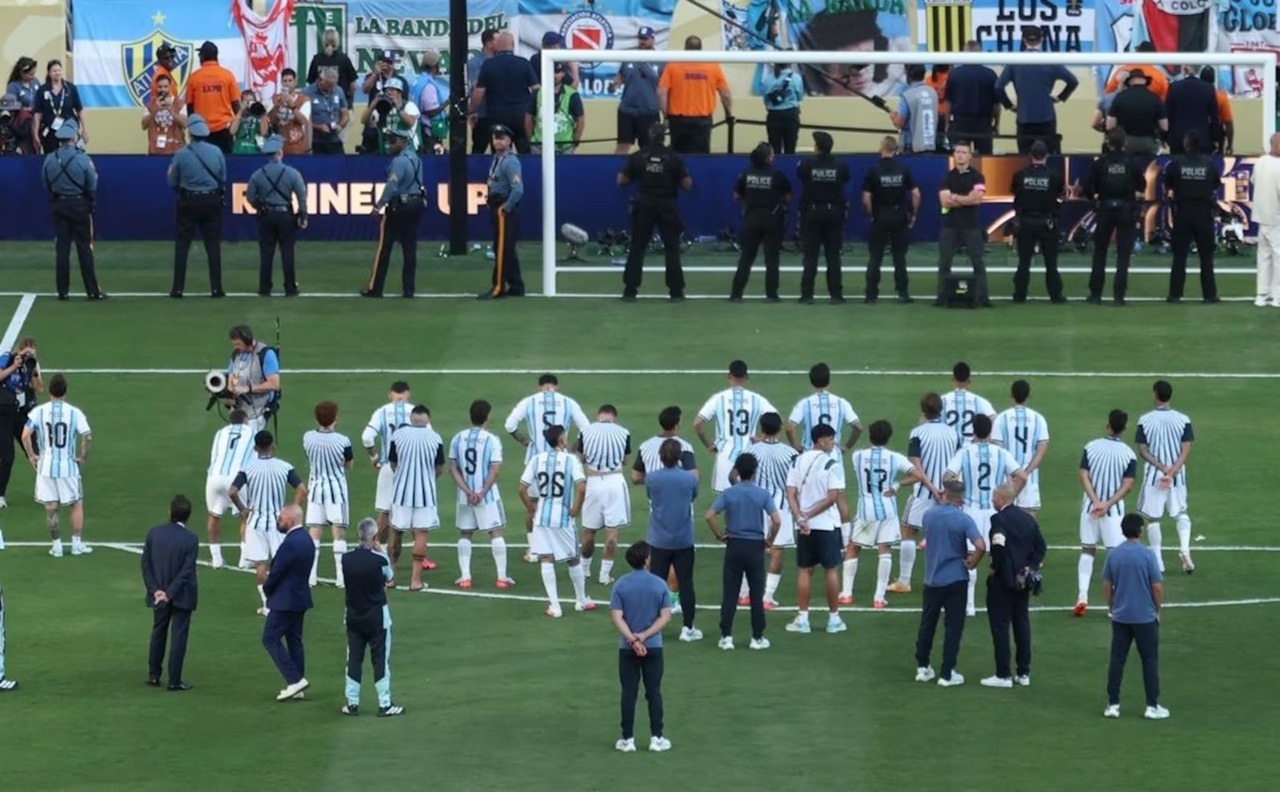 ‘Desprezíveis’: jornais gringos criticam argentinos por ficarem de costas durante premiação
