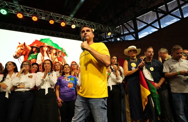 Pré-campanha de Flávio Bolsonaro diz ter identificado 20 mil perfis falsos contra a direita e entrega dados ao TSE