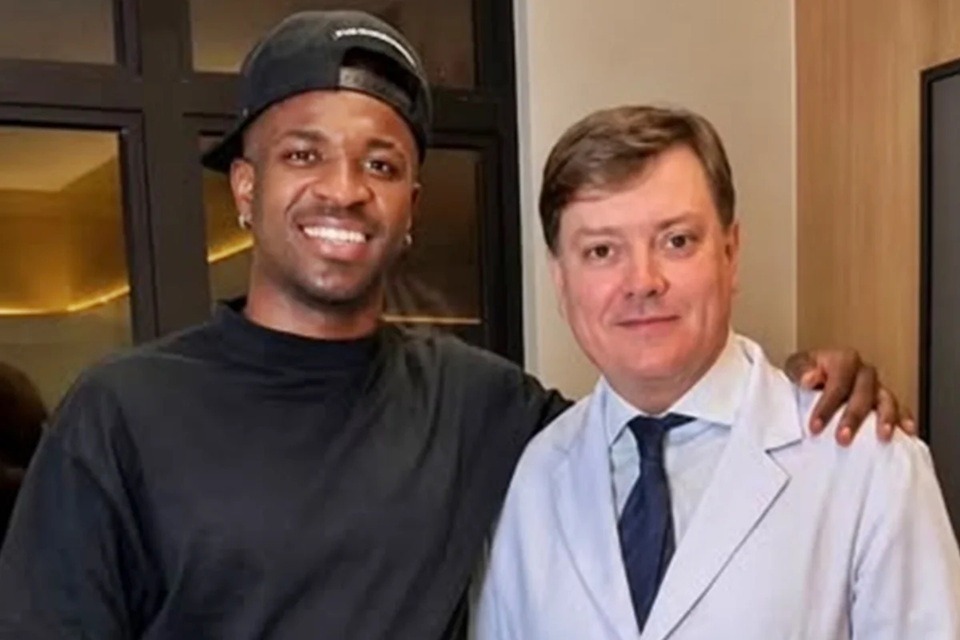 Médico exclui foto com Vini Jr. após harmonização viralizar