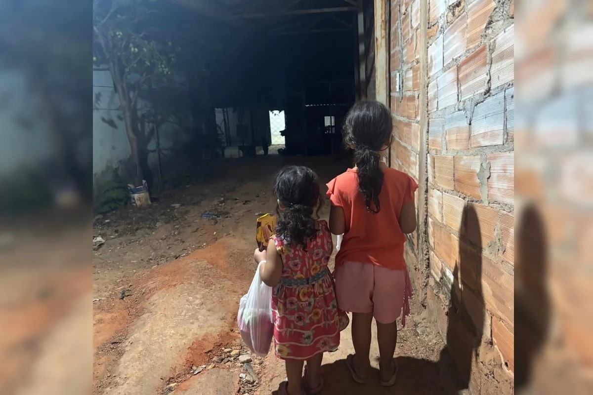 Crianças resgatadas após ficarem 12 horas sozinhas perderam a avó há um mês