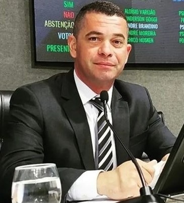 [VIDEO] Presidente da Câmara xinga após sessão: “Que se foda e o meu pau cresça”