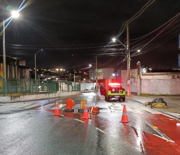 Asfalto afunda perto do Viaduto da Urbana e STTU isola trecho