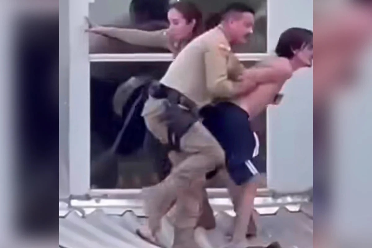 [VÍDEO] Policiais despencam de telhado ao tentar conter homem em surto
