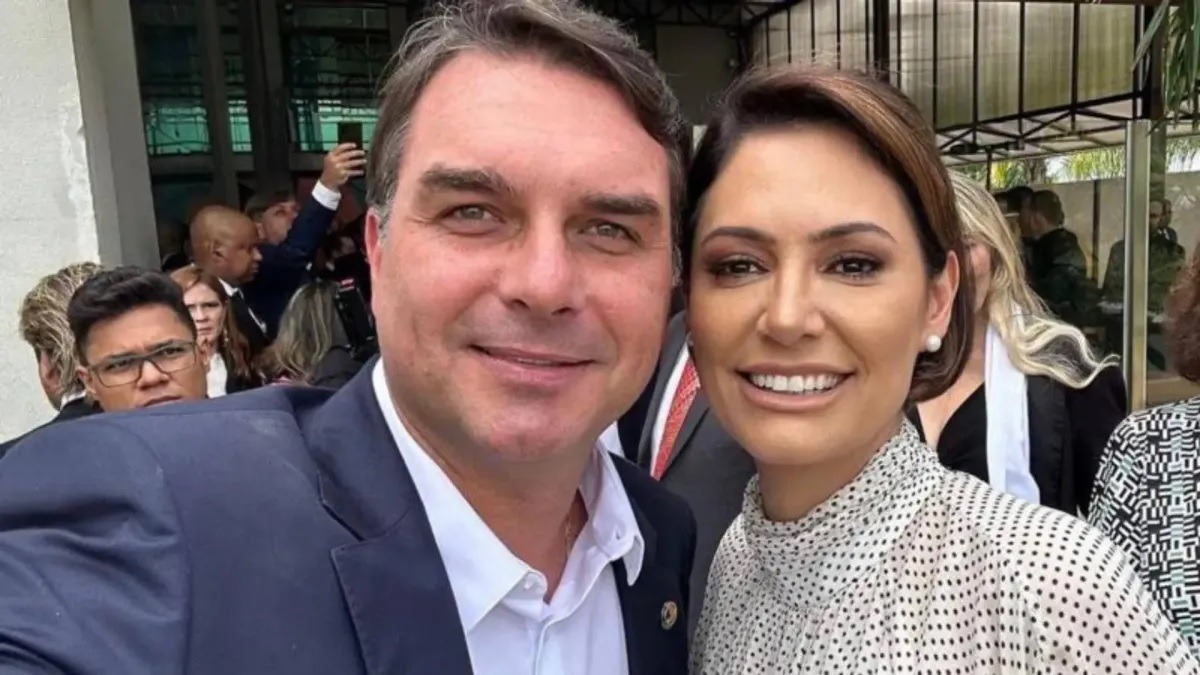 [VÍDEO] Reconciliação entre Michelle e Flávio Bolsonaro esvazia especulações sobre "vídeo íntimo" ou novas "bombas na campanha"