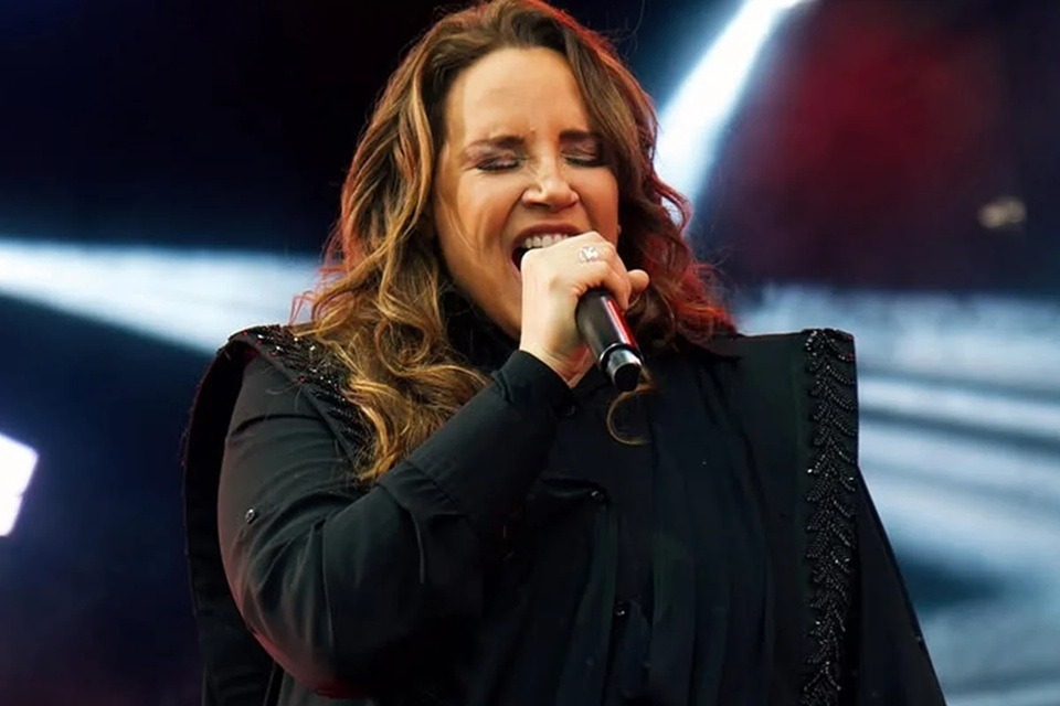 VÍDEO: Ana Carolina dá bronca na equipe e interrompe show