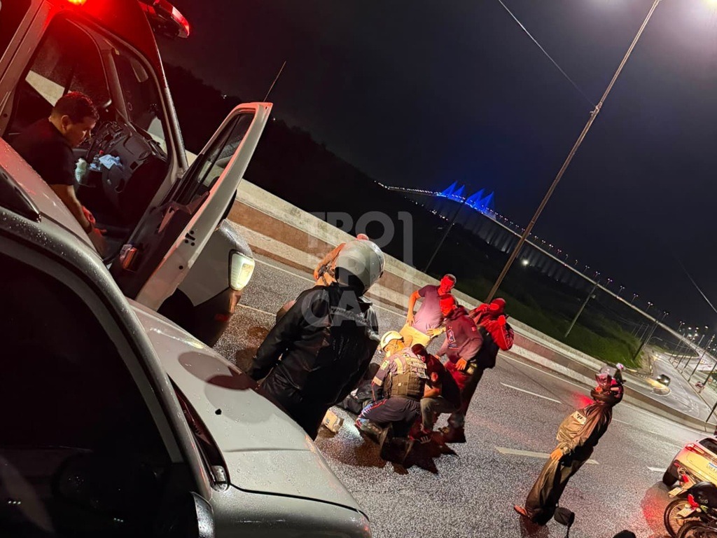 Motociclista sofre acidente após cair em buraco no viaduto de Santos Reis